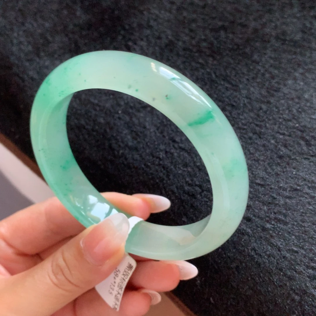 石英质玉（非洲翠）手镯未镶嵌