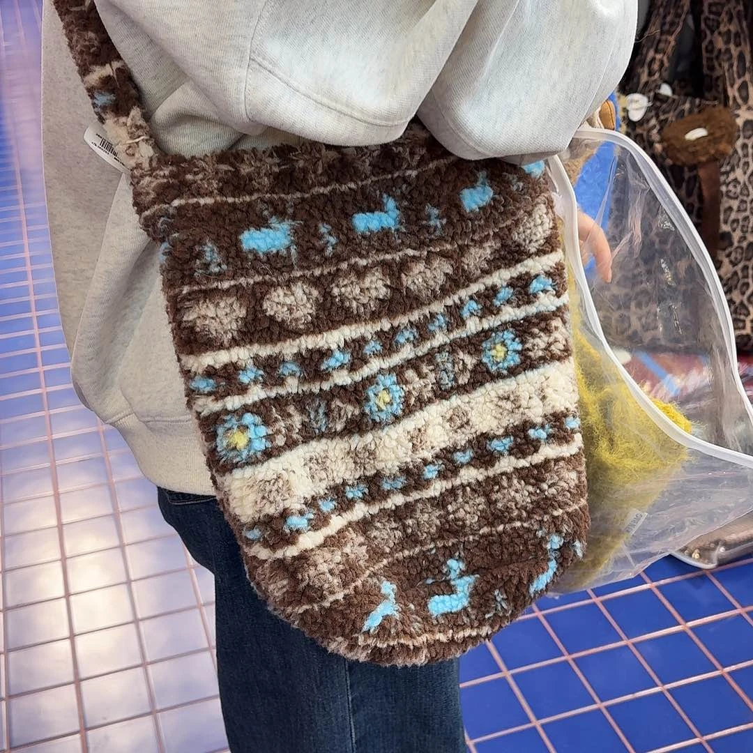 布艺铁合金百搭款斜挎包