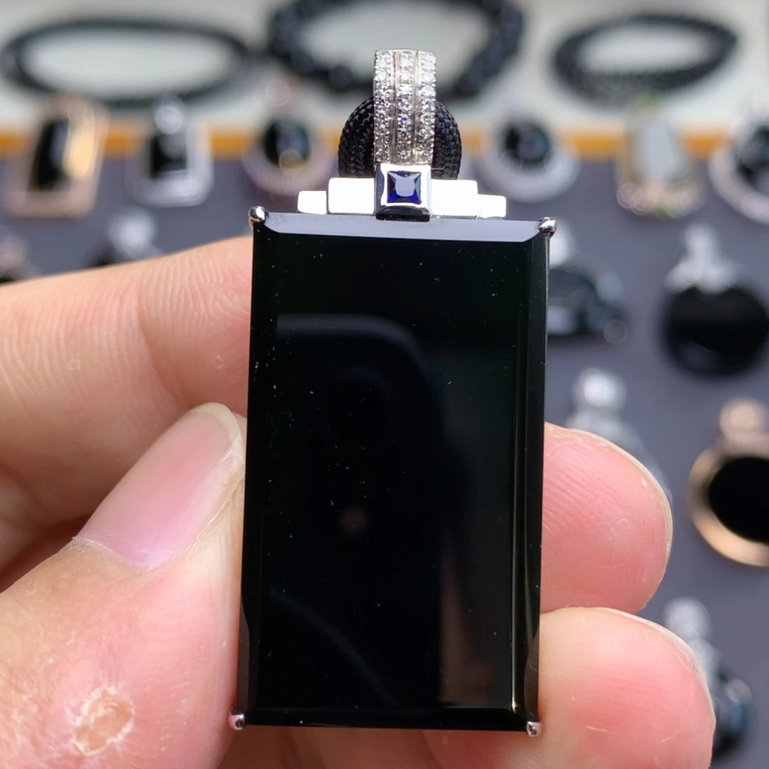 颈饰18K金镶嵌翡翠墨翠无事牌