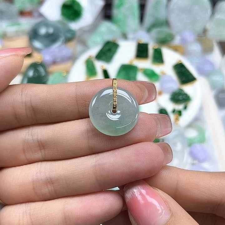 翡翠未镶嵌颈饰冰阳飘绿平安扣