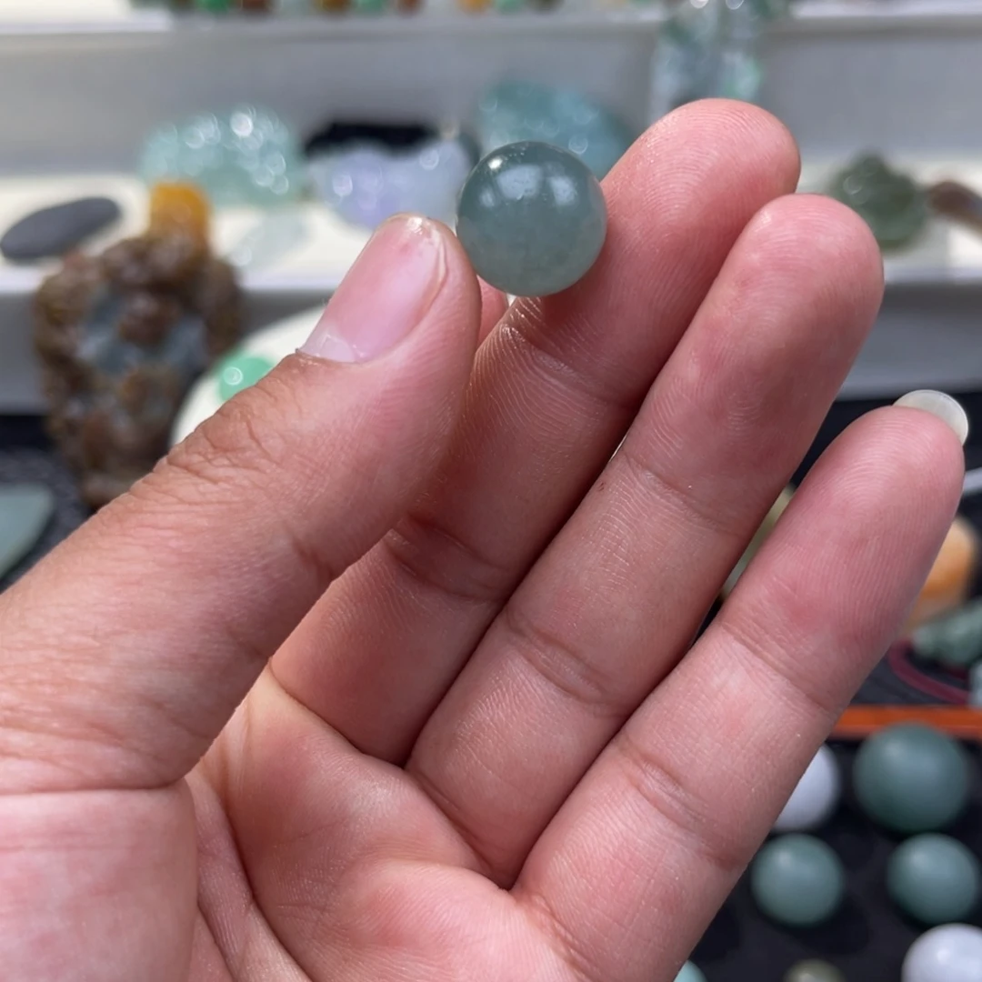 翡翠散珠卡14的老冰蓝水。有一丝纹。大漏