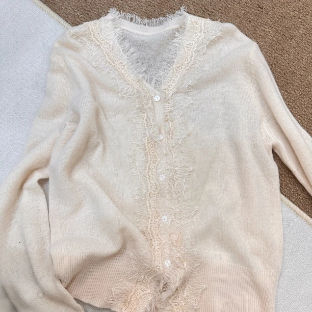 丸子姐姐冬季新品/全羊毛蕾丝V领针织毛衣
