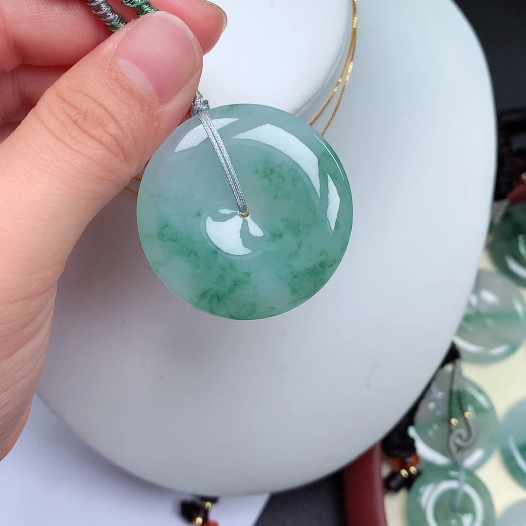 翡翠颈饰未镶嵌平安扣