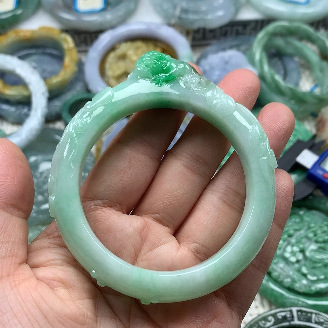 翡翠未镶嵌手镯复古风格