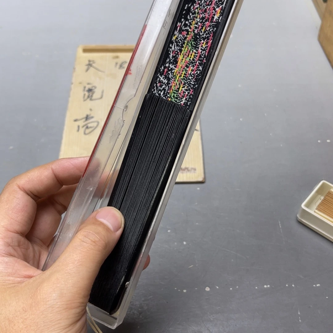 躺***赢瓷片密密麻麻地铺满一