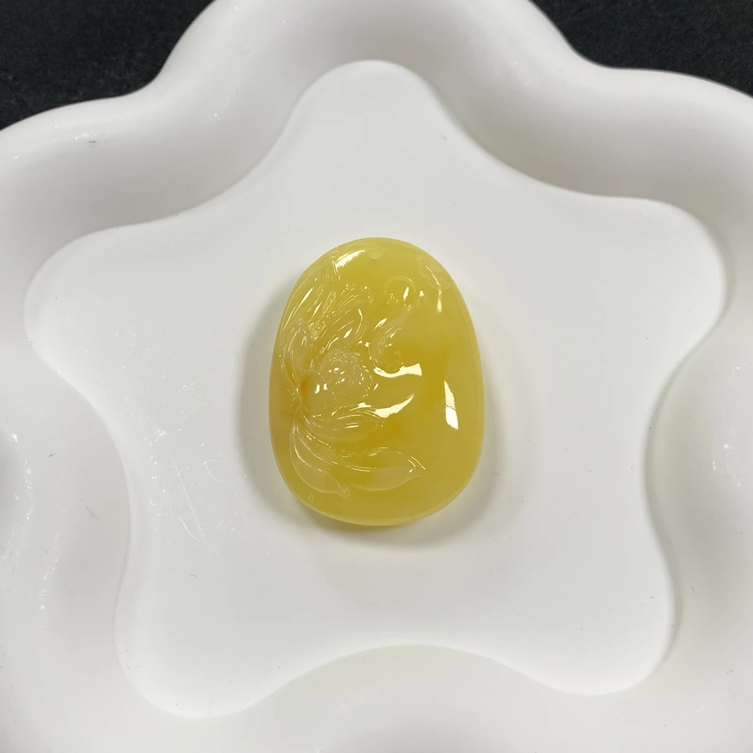 「戴琴珠宝」Q50-蜜蜡雕刻件吊坠(多样性发其一）