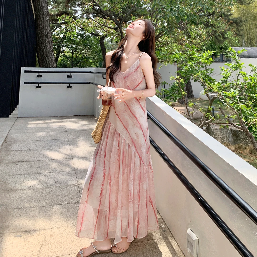 法式浪漫海边度假连衣裙女夏2025新款温柔超仙绝美扎染印花吊带裙