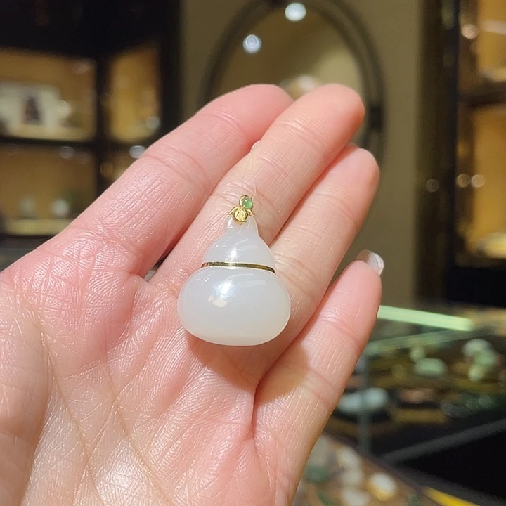 颈饰18K金镶嵌和田玉葫芦