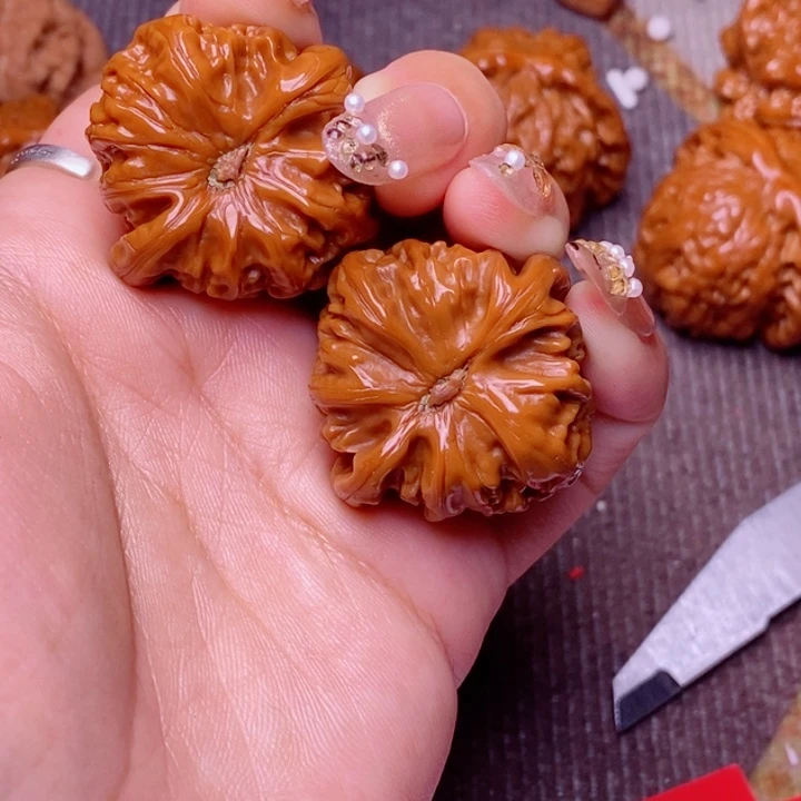 文玩核桃把件白狮子狮子头