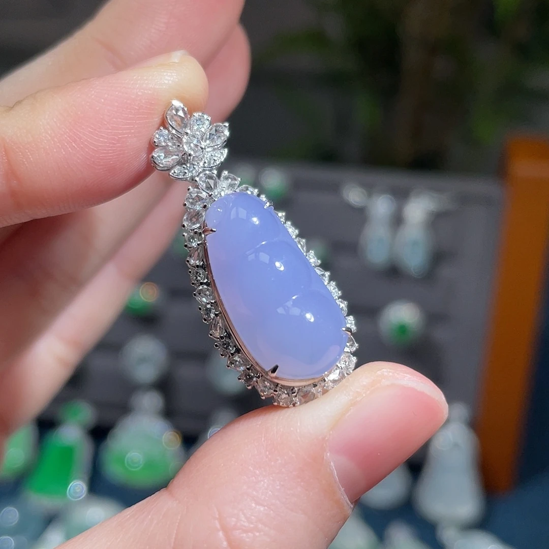 翡翠18K金镶嵌颈饰冰紫豆