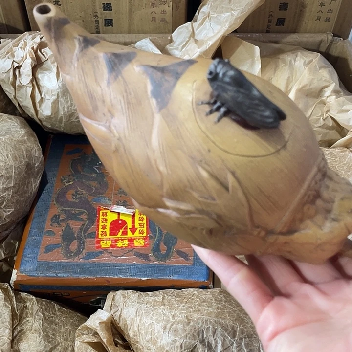 紫砂茶壶矿泥料，手工制作的一把紫砂壶。