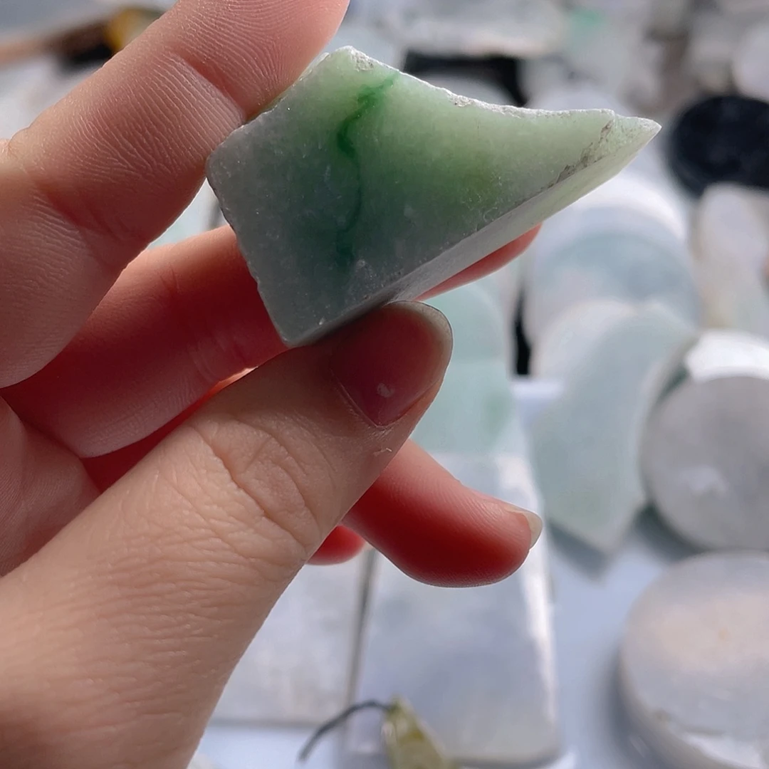 颈饰未镶嵌翡翠.