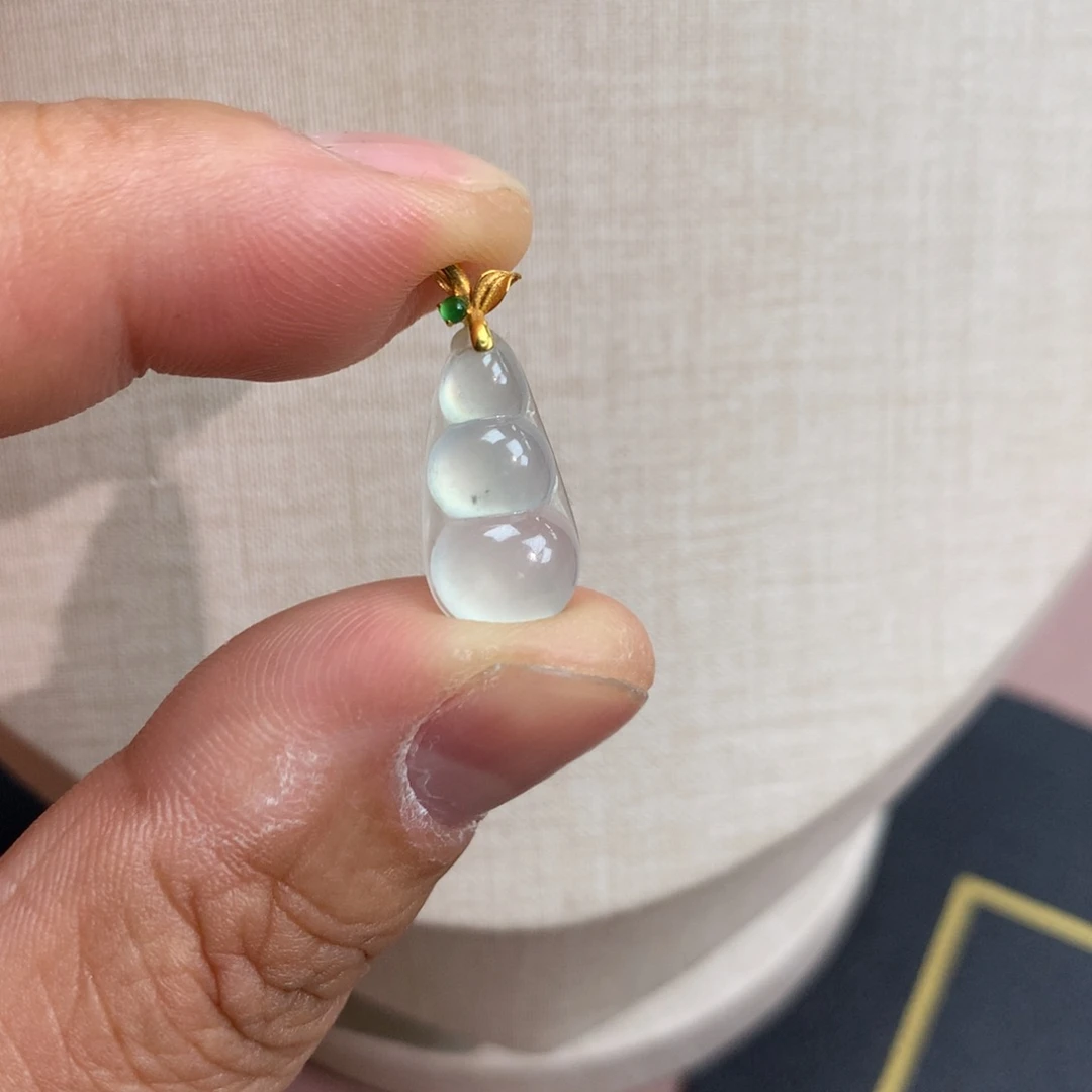 翡翠未镶嵌颈饰豆子