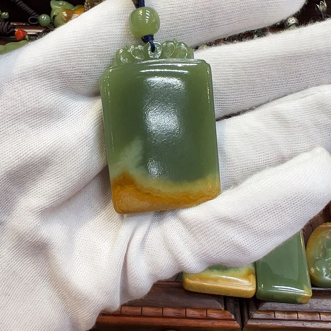 只***提岫岩河磨玉（透闪石质玉）未镶嵌颈饰