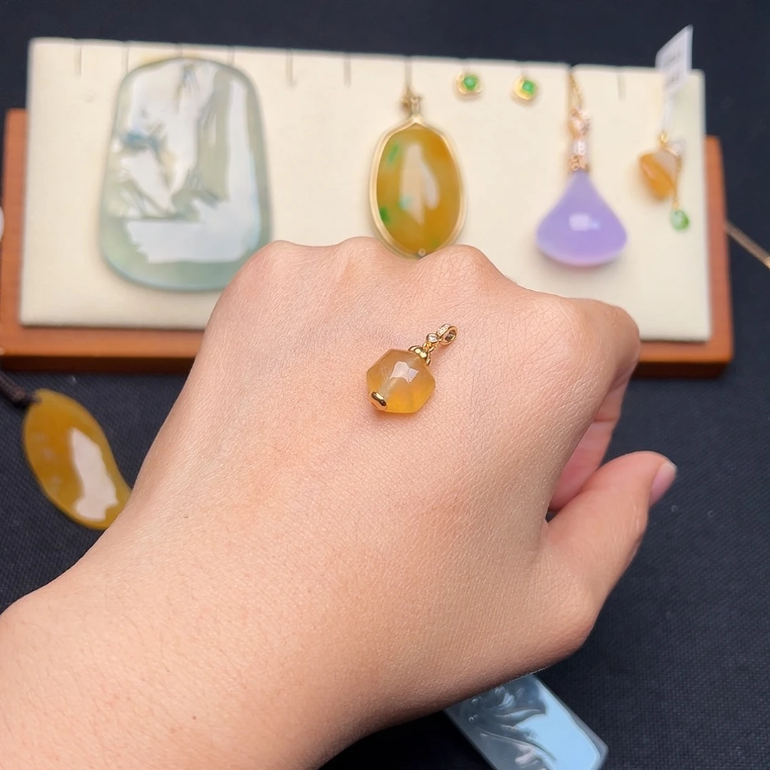 翡翠18K金镶嵌颈饰