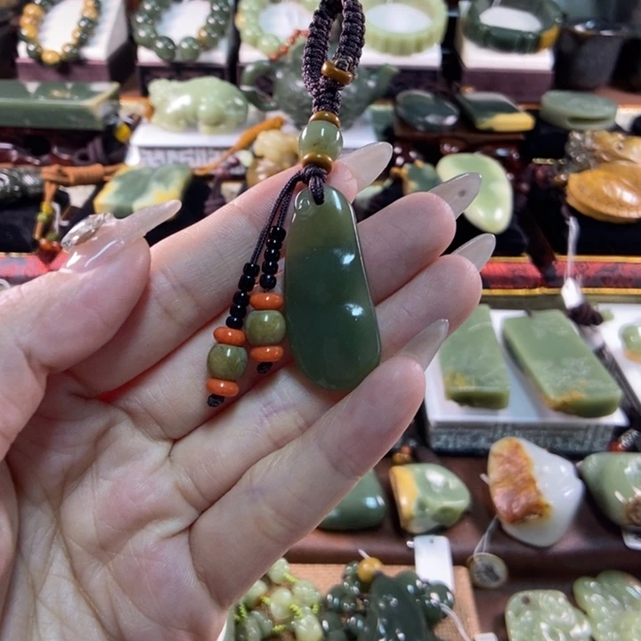 颈饰未镶嵌透闪石质玉