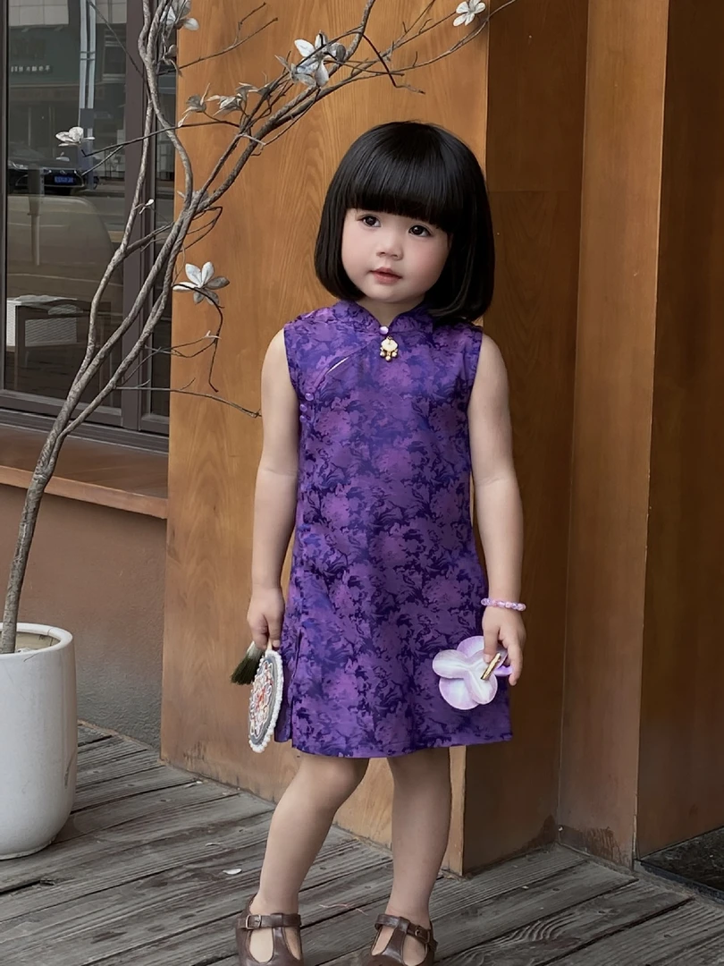 2025夏季国风女童复古提花无袖盘扣立领紫色缎面碎花旗袍时尚气质