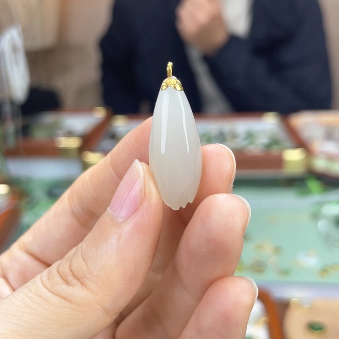 颈饰18K金镶嵌和田玉