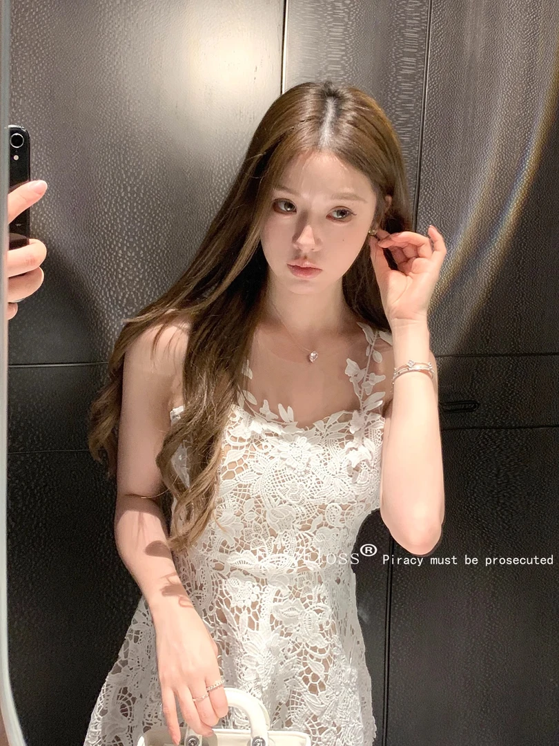 2025新款千金风性感蕾丝花朵吊带连衣裙女轻奢收腰绣花洋气短裙