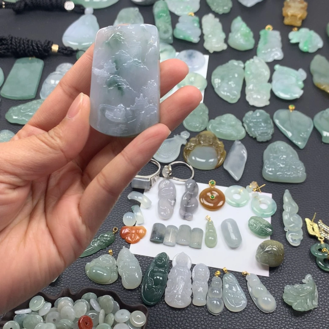 翡翠颈饰未镶嵌山水