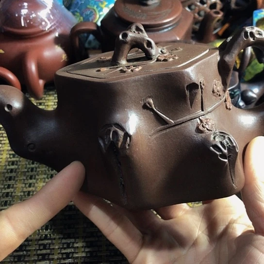 紫砂茶壶原矿泥料手工制作紫砂壶。