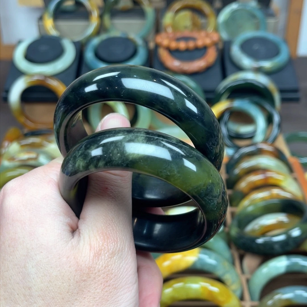 蛇纹石玉手镯未镶嵌吕*驴