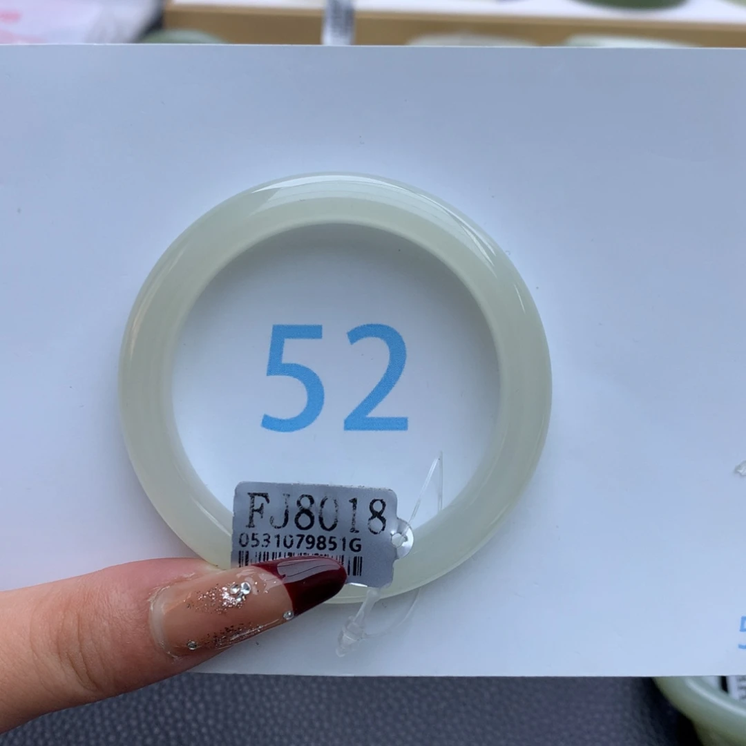 和田玉手镯未镶嵌啵**?