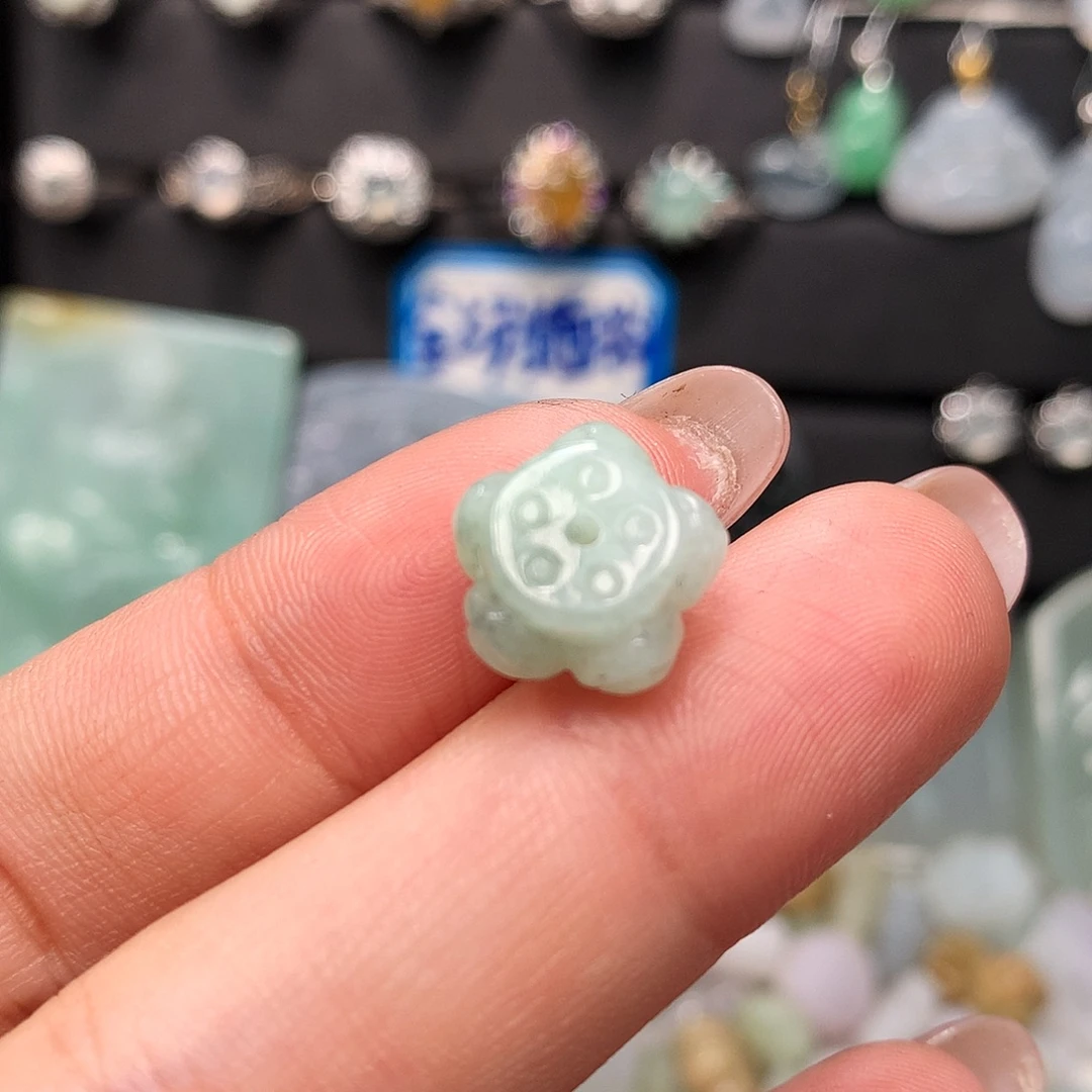 翡翠未镶嵌颈饰莲花