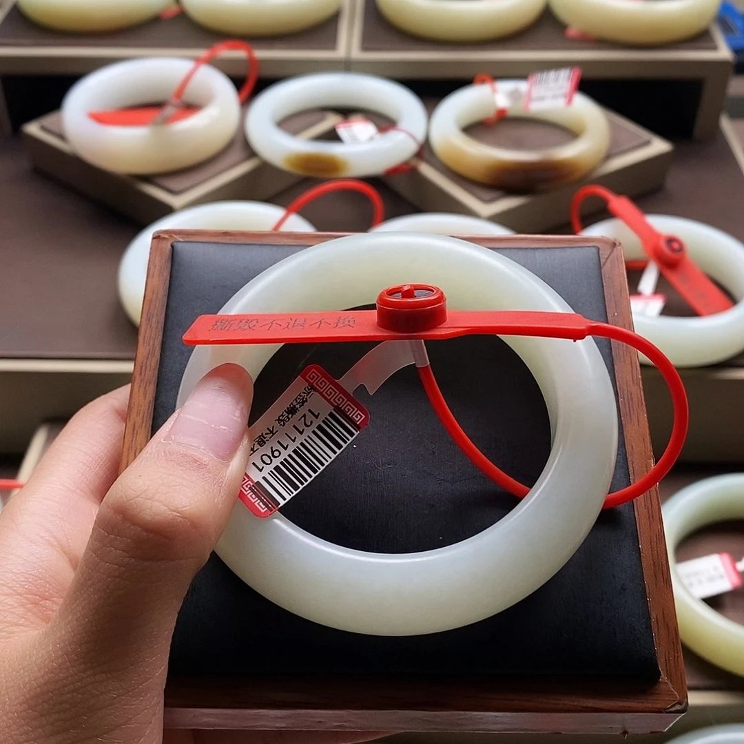 未镶嵌手镯和田玉静**人