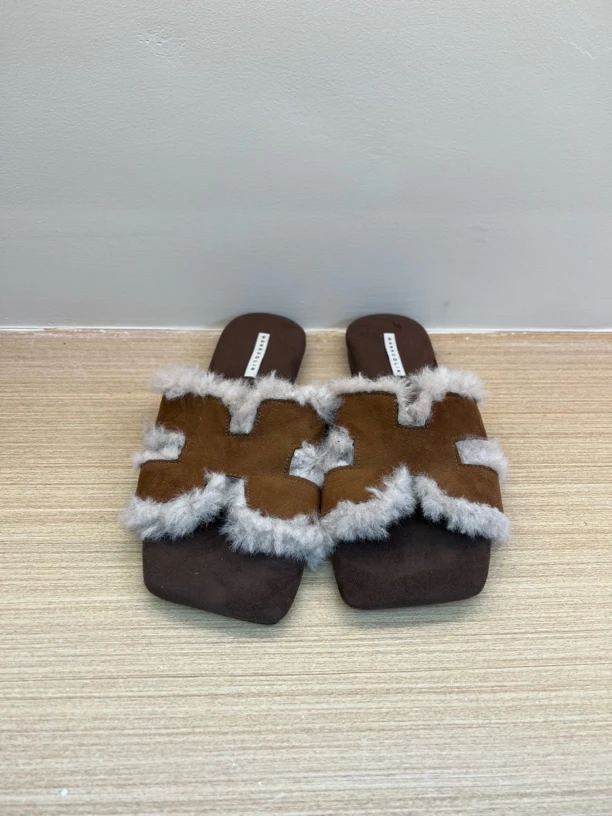 双拼色毛毛拖鞋。