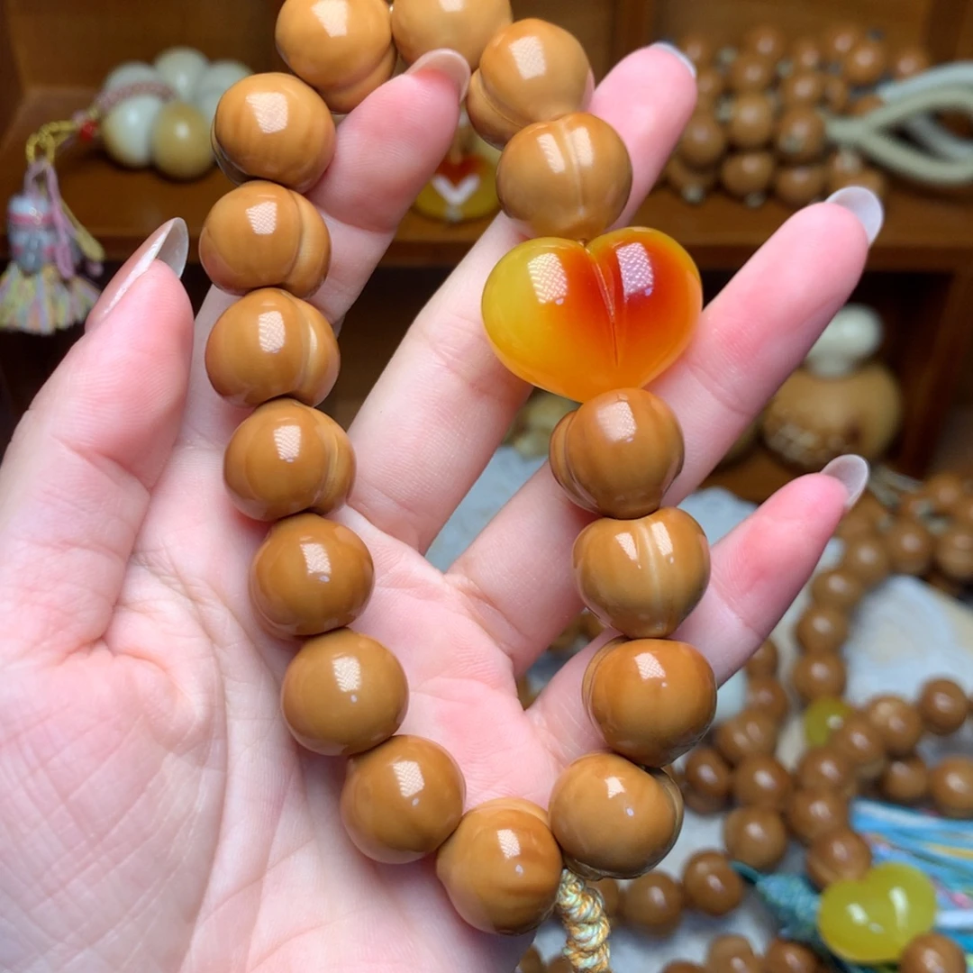 吊坠猴头核桃新款屁桃手持爱心