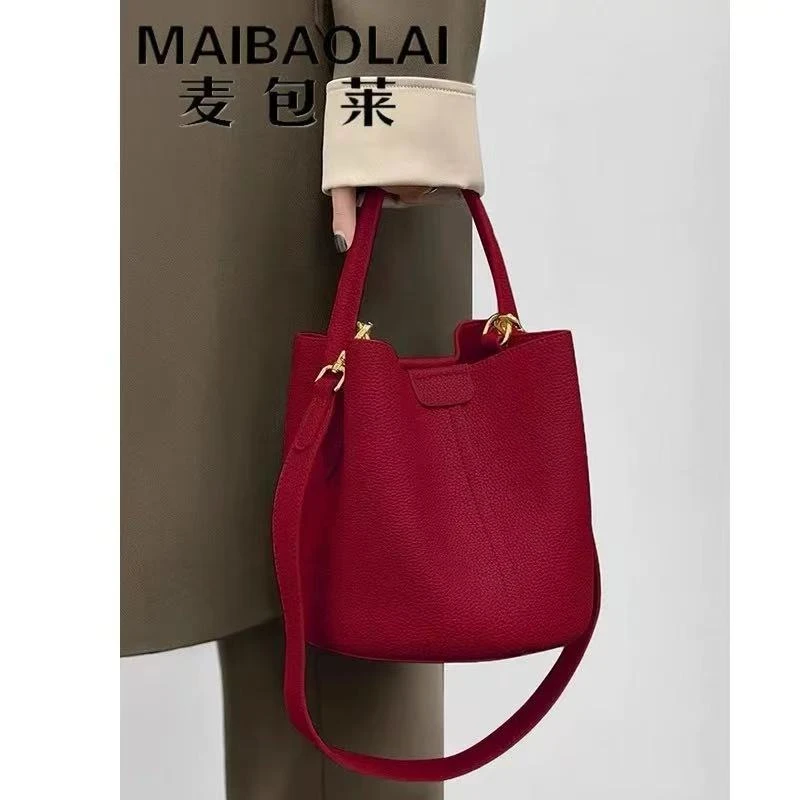 红色通勤水桶包包2025新款高级感大容量新娘婚包单肩斜挎手提女包