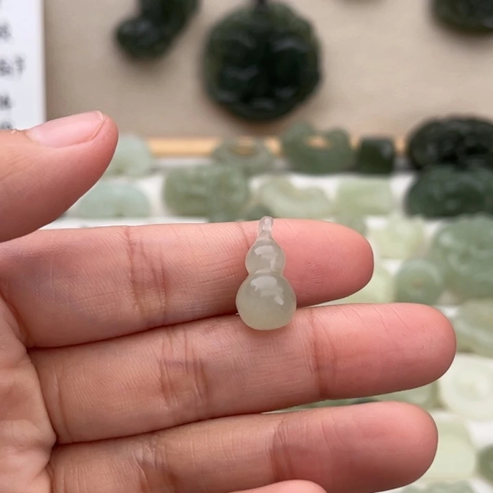 和田玉未镶嵌吊坠(赠链)