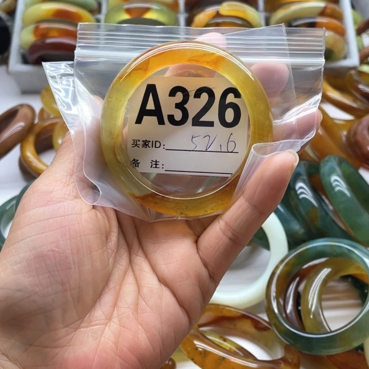 蛇纹石玉未镶嵌手镯来***片