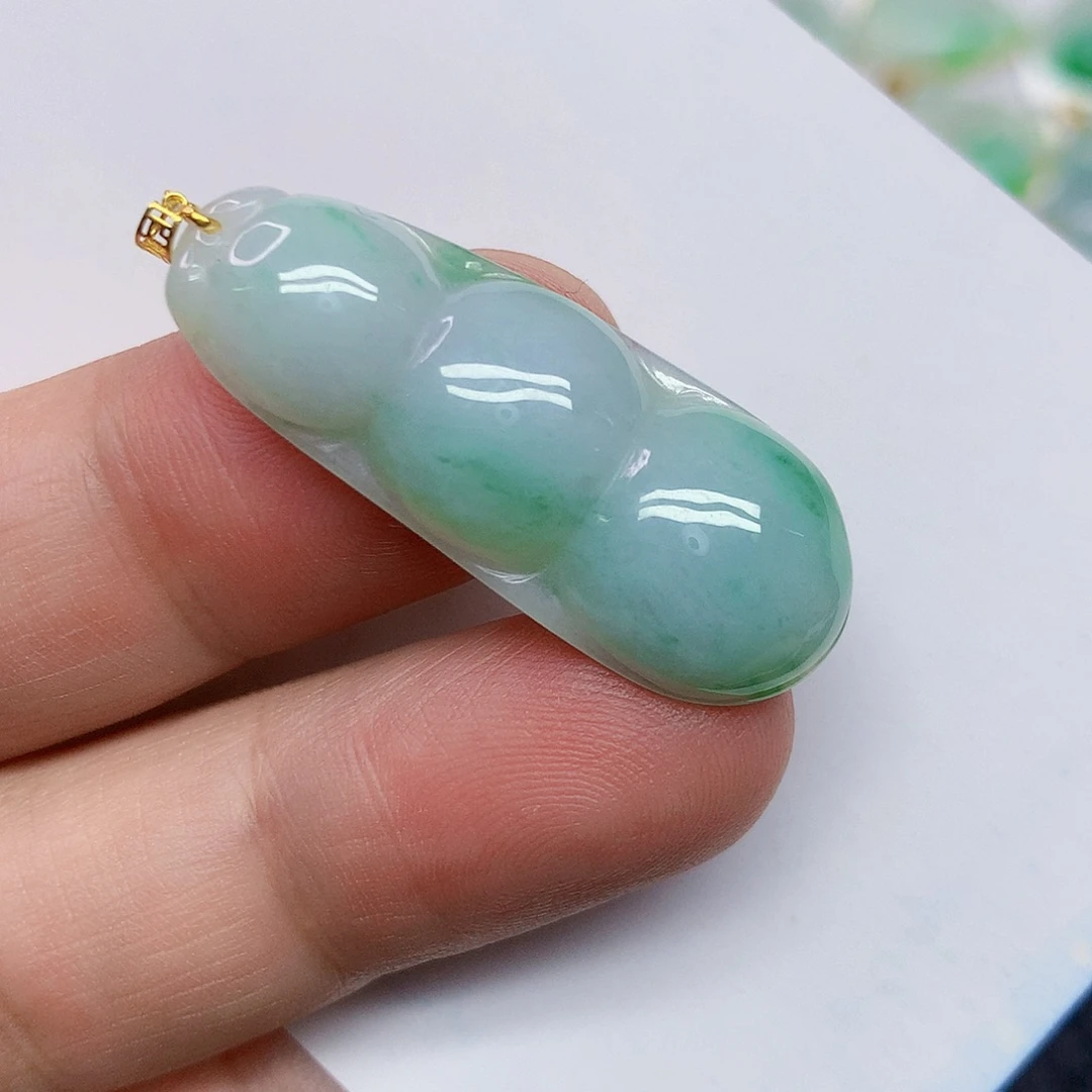 颈饰18K金镶嵌翡翠豆子