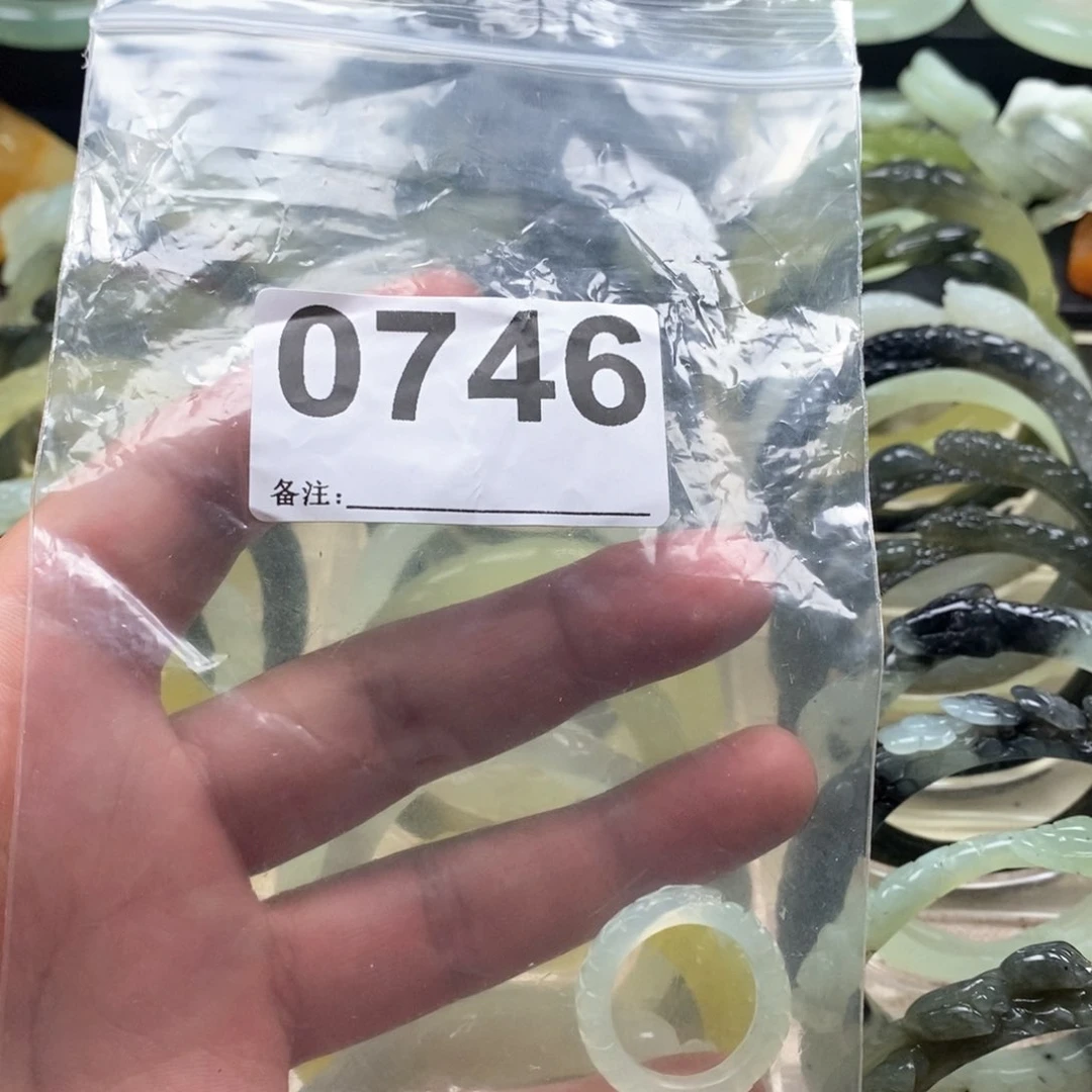 岫玉手镯未镶嵌一****妈手镯