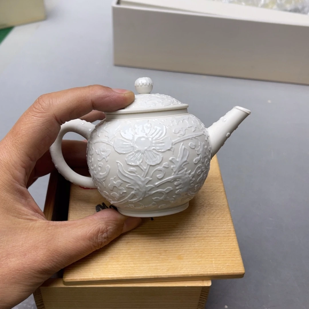 瓷片密密麻麻地铺满一