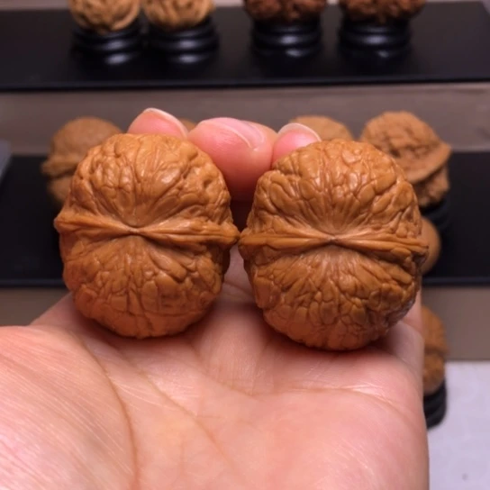 文玩核桃把件金蟒蛇皮球46