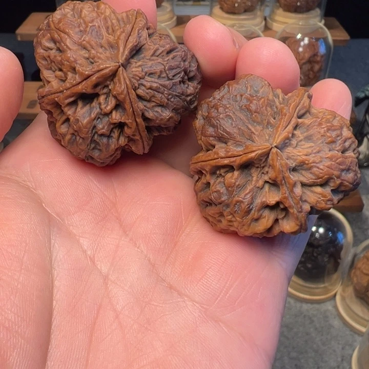 文玩核桃把件古朴滚龙纹三棱42mm