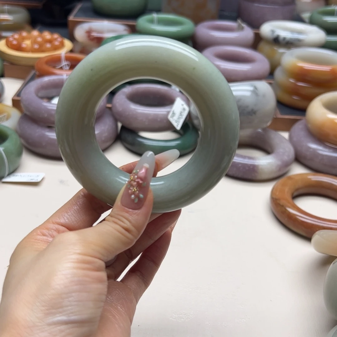 小****石英岩玉未镶嵌手镯