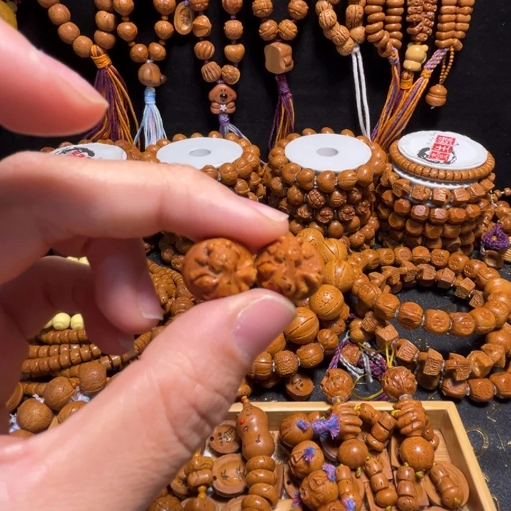 用***3桃核手串福泽有余两颗