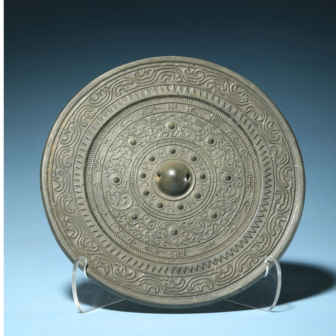 【2025春拍铜镜】2299,清,卷云边八乳瑞兽纹镜-对裂,