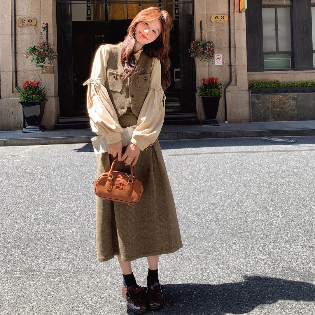 气质复古英伦风马甲套装女2025秋季高级感灯笼袖衬衫半身裙三件套