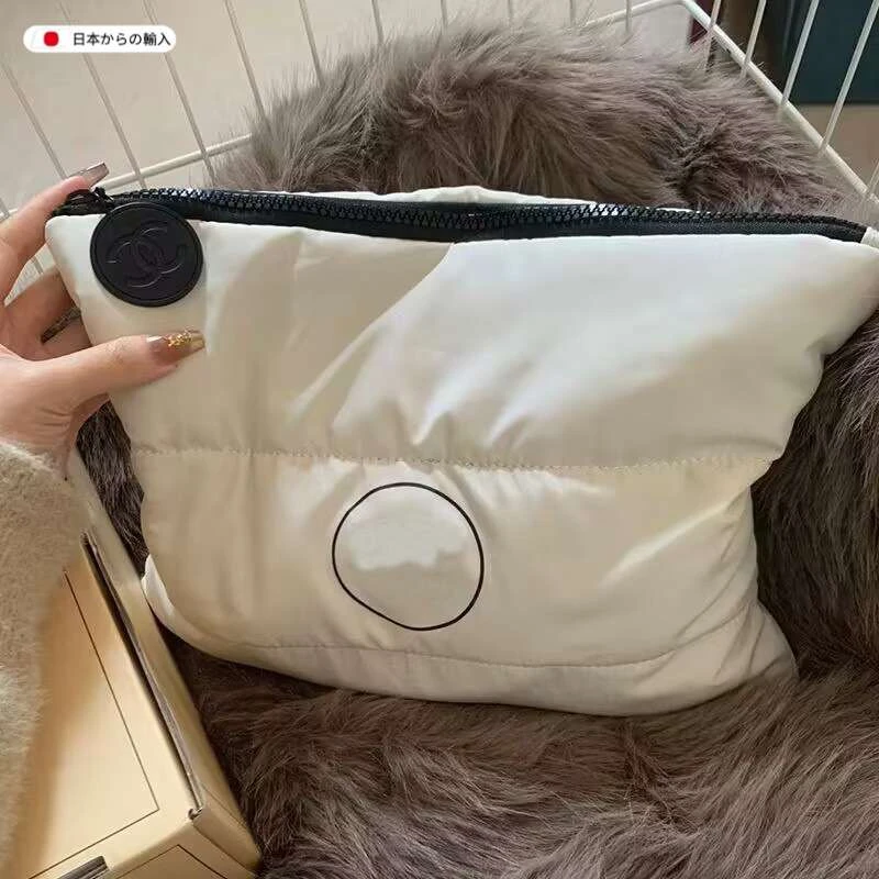 日本2025新款红书同款高质感羽绒棉大容量化妆包女便携旅行收纳包