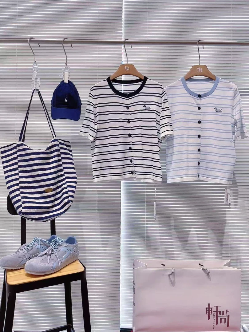 8413轩尚女装“小蓝狗刺绣开衫T恤”