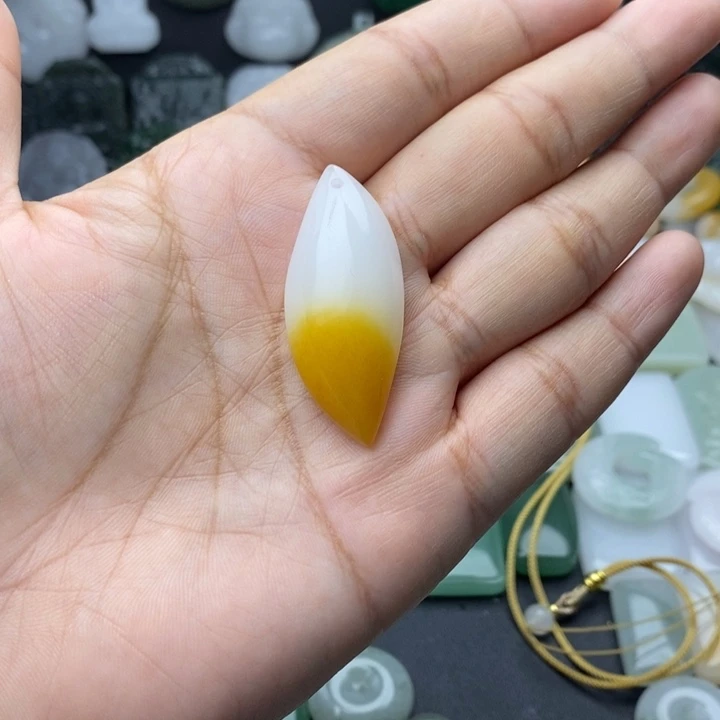 (***)石英质玉（金丝玉）未镶嵌颈饰