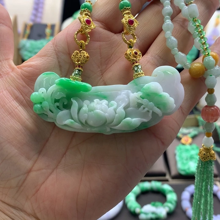 翡翠吊坠(赠链)未镶嵌