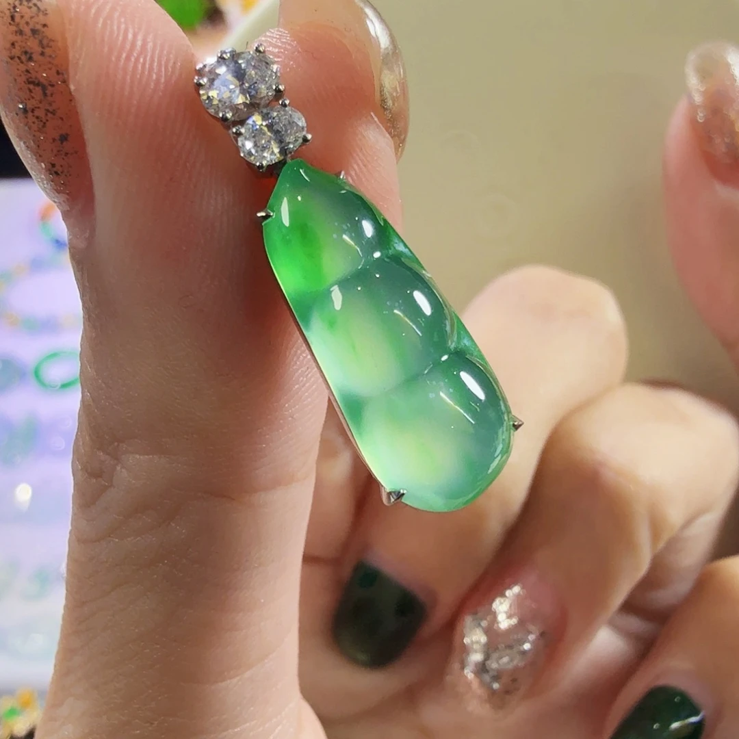 翡翠18K金镶嵌颈饰木纳绿豆