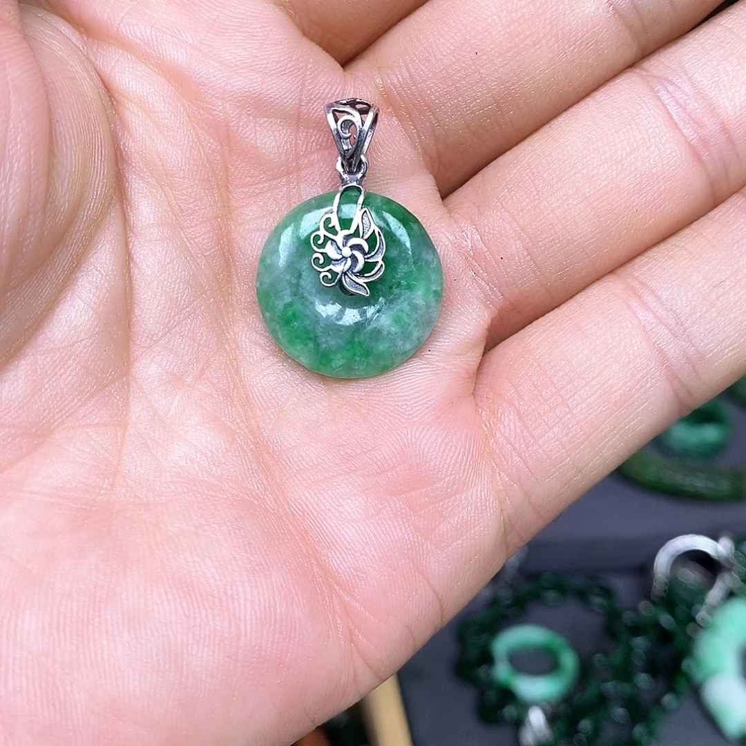 颈饰未镶嵌翡翠漂亮美眉