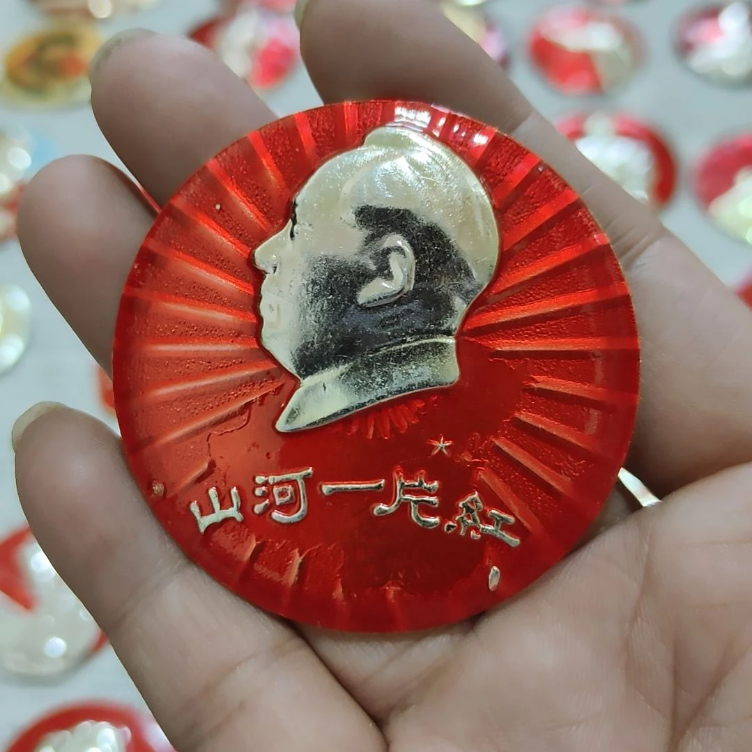 画***叔其他普通金属圆形红色人物像章